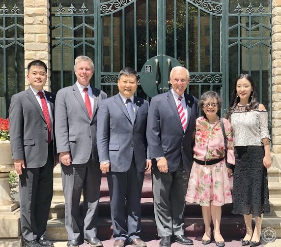 圣地亚哥郡政委员罗伯茨访问我会