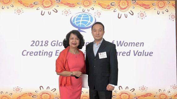 吉拥军副主任同全球妇女峰会主席爱莲娜·内特韦德合影