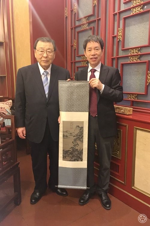 户思社副会长与日本石川县七尾日中友好协会会长冈田成合影