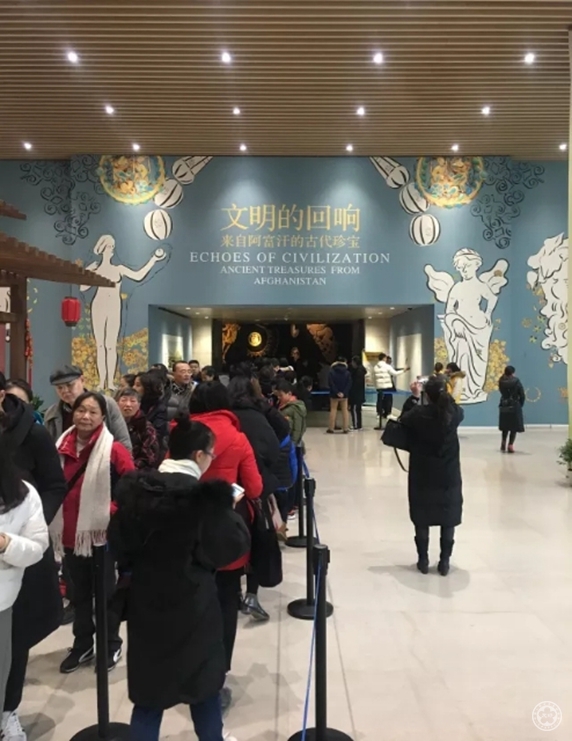 排队参观的成都市民