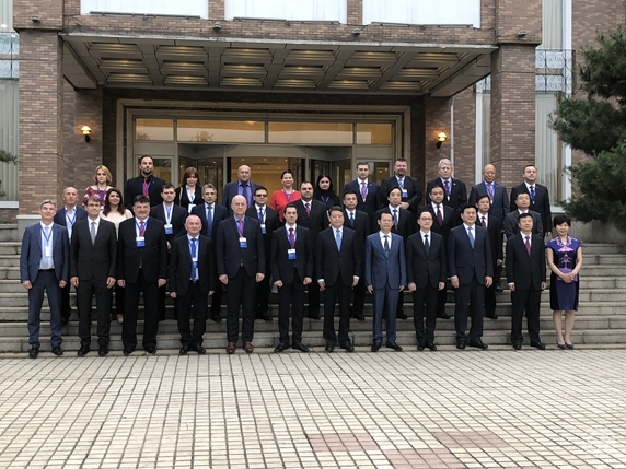 辽宁省长唐一军与代表团合影