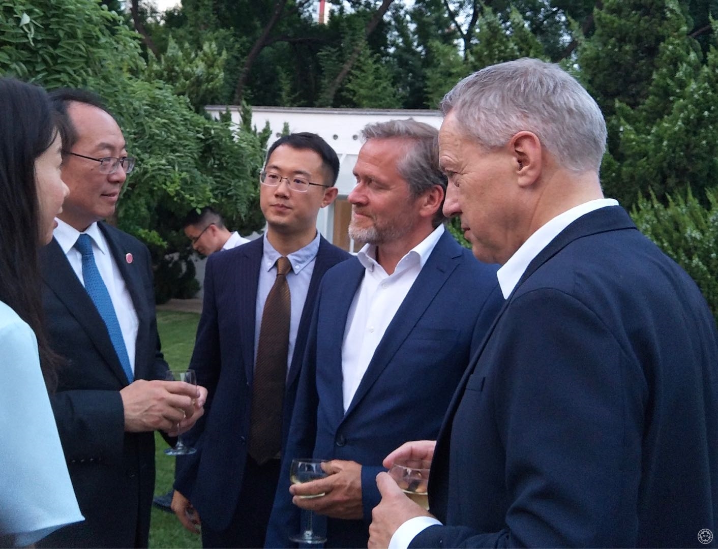 宋敬武副会长与丹麦外交大臣交谈
