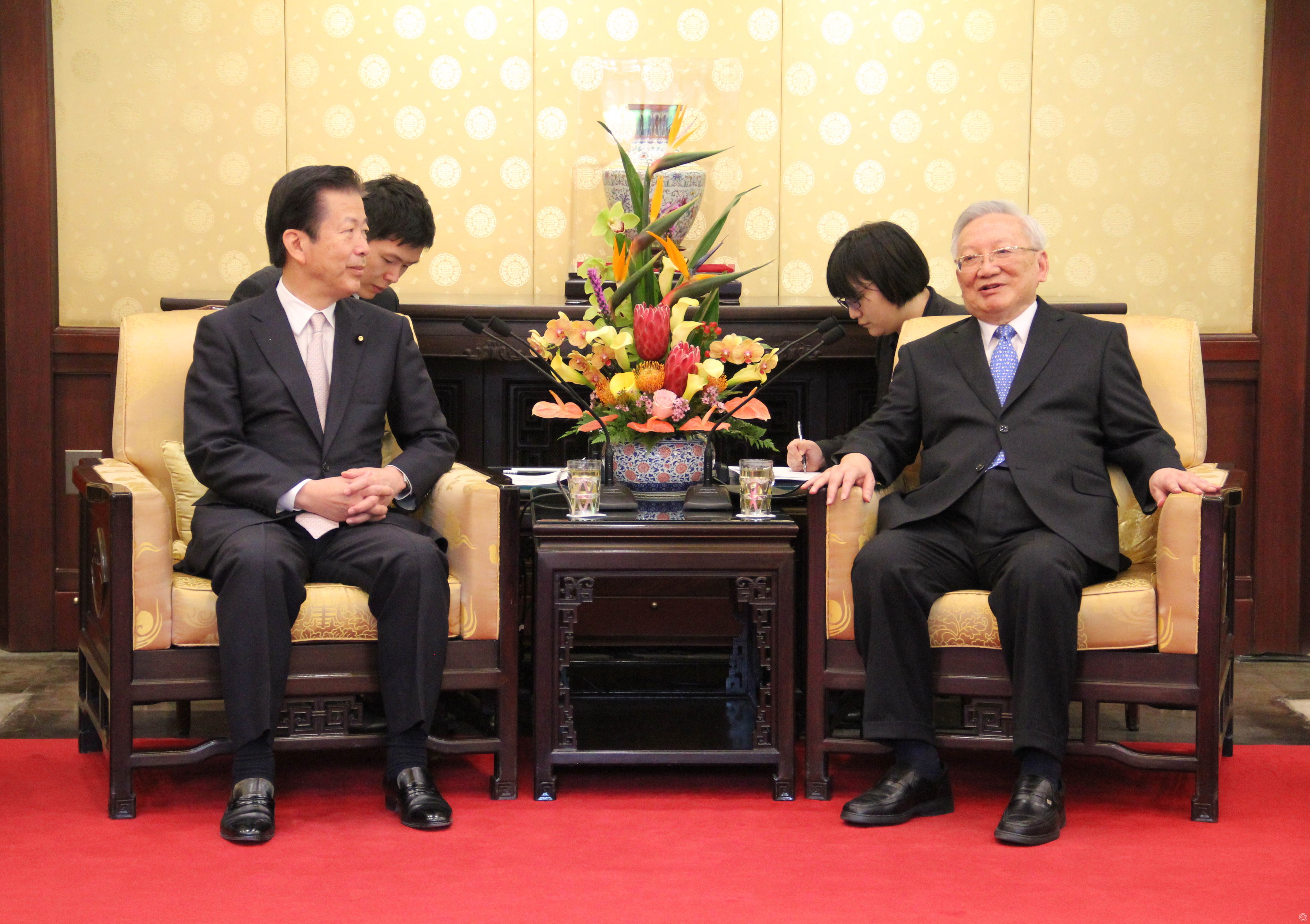 与代表团成员会见