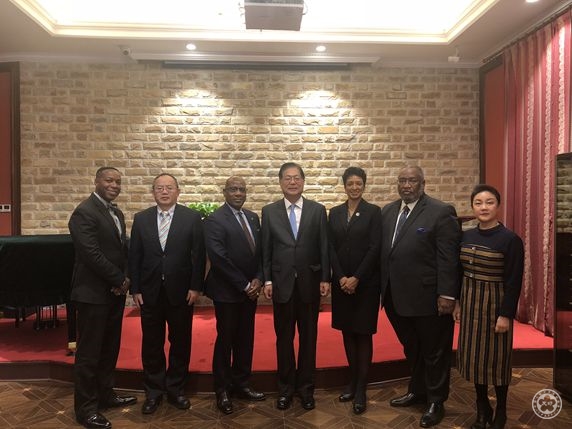 谢元副会长会见美国菲裔大学校长团