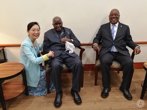 林怡副会长拜会赞比亚开国总统卡翁达（左）与前总统班达（右）