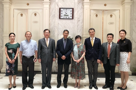 李小林会长、谢元副会长与贝礼中先生（左四）、刘玉龙副院长（右三）一行合影