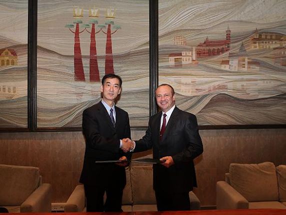 Vice President Li Jianping Signing Agreement with Mr. Malinauskas