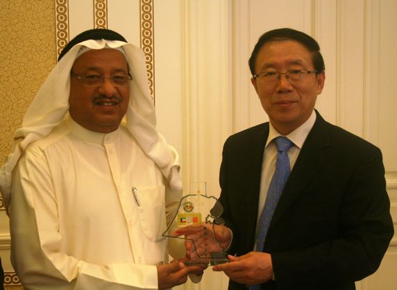 The delegation of Kuwait-China Friendship Association presenting gift to Vice president Feng Zuoku