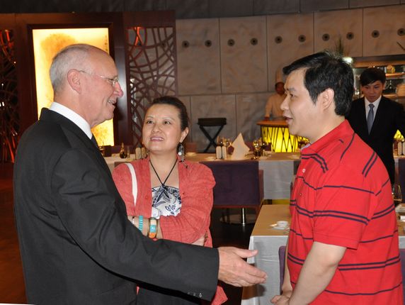 Former Vice President of Villa Musica Talking with Chinese Musicians