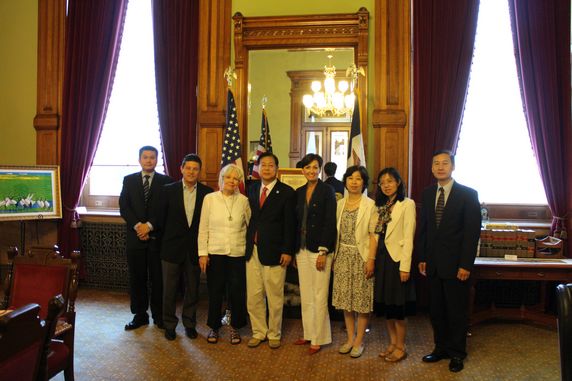 Vice President Xie Yuan of CPAFFC paying visit to Lieutenant Governor Kim Reynolds