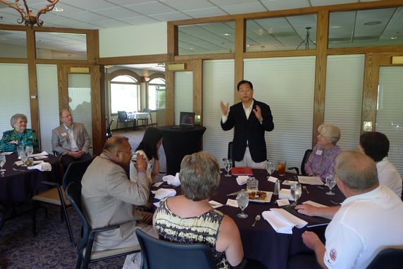  Vice President Xie Yuan making a speech at the welcoming reception for old friends at the State of Iowa