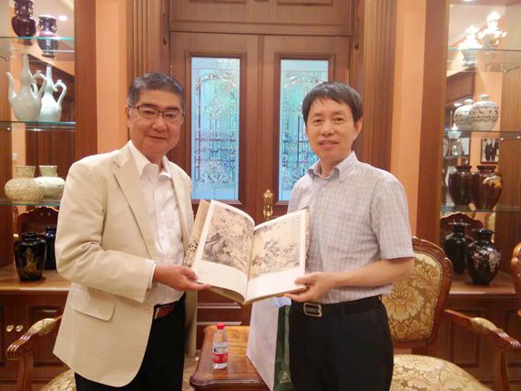 Vice President Hu Sishe gave Morishita Kozo a Picture Album as a Present