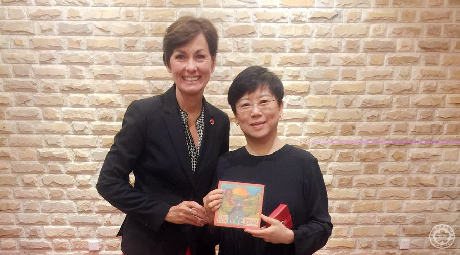微信大图 李小林会长与美国艾奥瓦州雷诺兹州长_副本.jpg