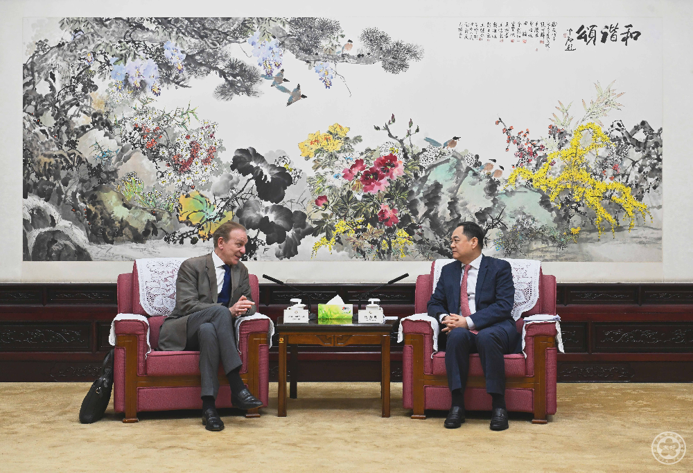 杨万明会长会见法国上法大区议员缪洛