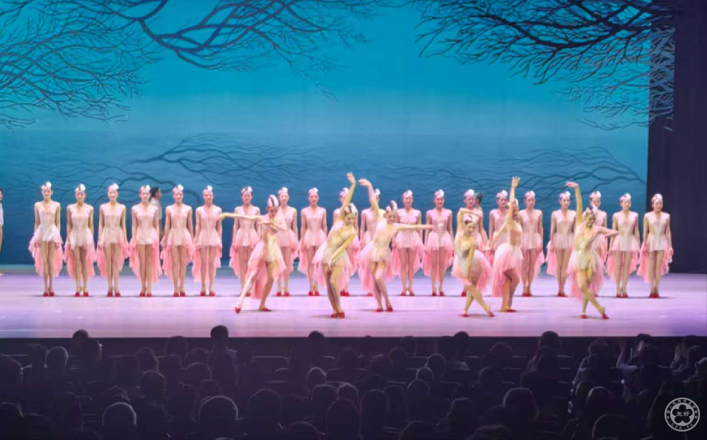 President Yang Wanming Attends the Touring Performance of Crested Ibis in Okayama, Japan