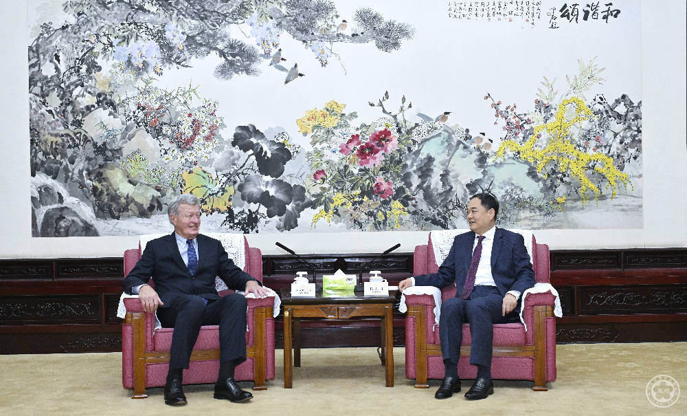 杨万明会长会见美国前驻华大使博卡斯