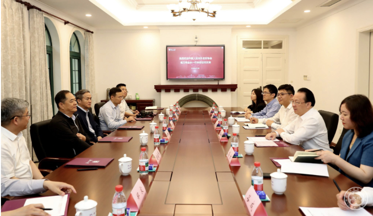 President Yang Wanming Visits Nanjing University