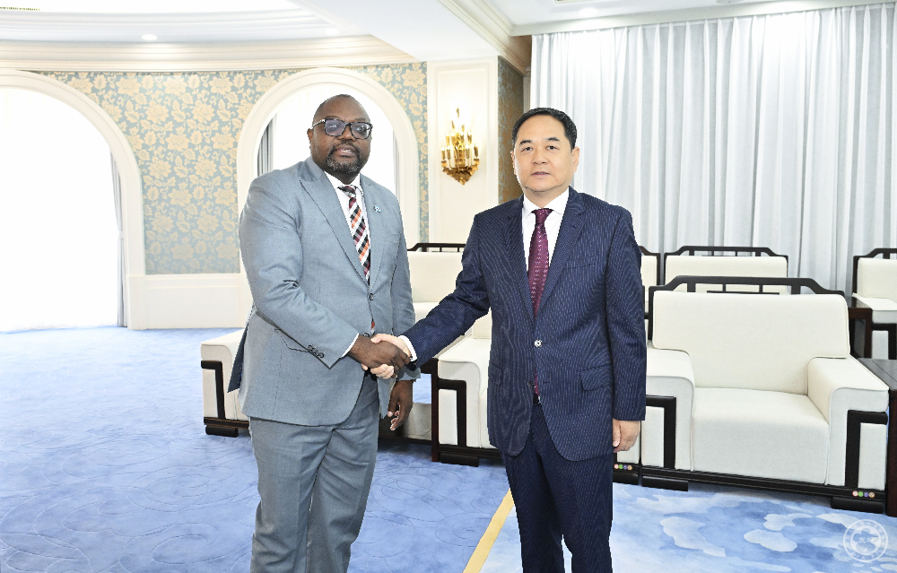 President Yang Wanming Meets with Minister of International Relations of Botswana Phenyo Butale