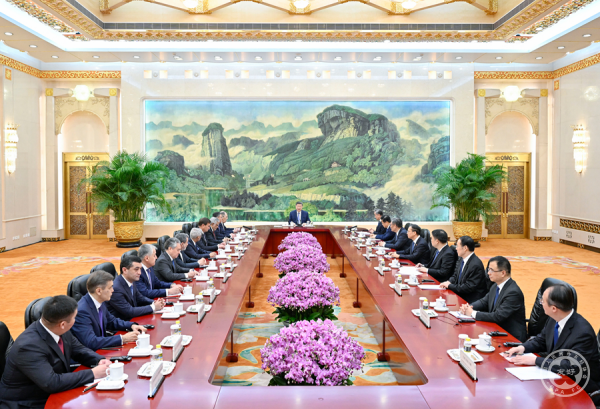 习近平集体会见上海合作组织成员国外长理事会会议外方代表团团长